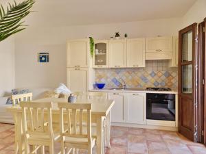 A kitchen or kitchenette at Le Melodie - Appartamenti con spazi esterni privati a Sos Alinos