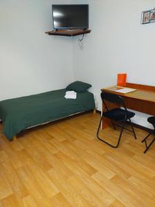 Habitación con cama, escritorio y escritorio. en Le Castel d'olmes, en Laroque-dʼOlmes