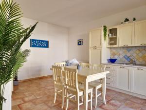 A kitchen or kitchenette at Le Melodie - Appartamenti con spazi esterni privati a Sos Alinos