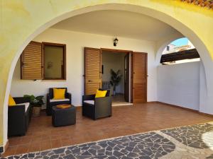 A seating area at Le Melodie - Appartamenti con spazi esterni privati a Sos Alinos