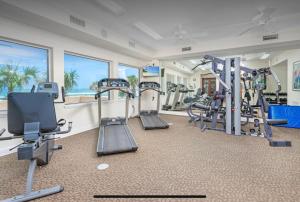 un gimnasio con cintas de correr y máquinas en un edificio en Oceanfront Beautiful Paradise en Daytona Beach