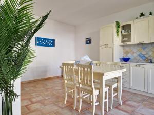 A kitchen or kitchenette at Le Melodie - Appartamenti con spazi esterni privati a Sos Alinos