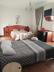 Postel nebo postele na pokoji v ubytování Le Castel d'olmes + 31 fotografií