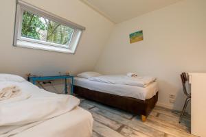 2 Betten in einem Zimmer mit Fenster in der Unterkunft Appartement - Valkenisseweg 68 l Biggekerke 'Strand Appartement' in Biggekerke