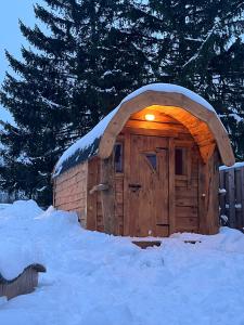 ブラウンラーゲにあるBERGLAGE - Das UrlaubZuhauseの雪の屋根の小さな木造キャビン