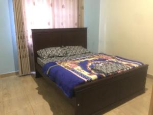 una camera da letto con un letto coperto di Cheerful 3 Bedroom house with ample parking space. a Kampala