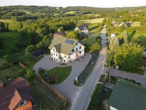 - une vue aérienne sur une maison avec allée dans l'établissement Agroturystyka Za Dębem, à Łagów