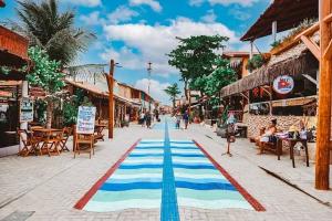 een straat met een blauw en wit tapijt op de grond bij Chale Casa Verde in Aracati