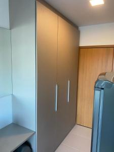 armadio con porte socchiuse e frigorifero in camera di Makia Beach Experience - D 202 a Porto De Galinhas