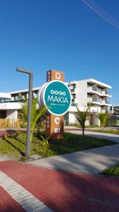 un cartello di fronte a un edificio di Makia Beach Experience - D 202 a Porto De Galinhas
