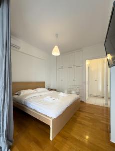 1 dormitorio con 1 cama blanca grande en una habitación en Gtrip Apartment Syggrou Fix - 338 en Atenas