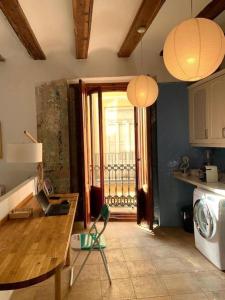 a kitchen with a table and a washing machine at Bonito y elegante apartamento en Valencia Centro in Valencia