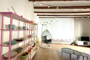 a room with a pink shelf with dishes on it at Bonito y elegante apartamento en Valencia Centro in Valencia