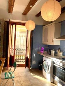 a kitchen with a washing machine and a window at Bonito y elegante apartamento en Valencia Centro in Valencia