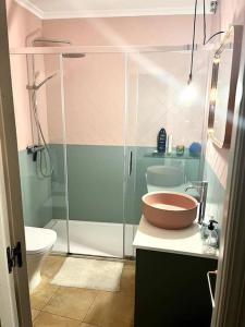 a bathroom with a glass shower and a toilet at Bonito y elegante apartamento en Valencia Centro in Valencia