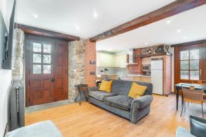 a living room with a couch and a kitchen at LA CASA DE LA RIBA in Luanco