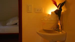 Ginebra的住宿－Casa de la sierra，浴室设有水槽上的卫生纸篮
