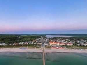 eine Luftansicht auf einen Strand mit einer Stadt in der Unterkunft Ferienwohnung 1 Villa Eden in Binz
