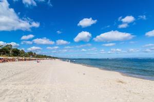 a beach with a lot of people on it at Ferienwohnung 10 Villa Eden in Binz