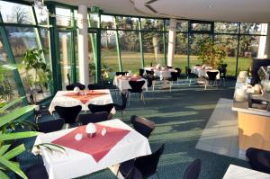 Un restaurante o sitio para comer en Gästehaus Zabeltitz