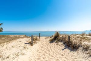 a sandy beach with the ocean in the background at Ferienwohnung 17 Villa Eden in Binz