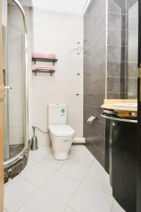 Kúpeľňa v ubytovaní Sunny Modern 1BR in Belvedere