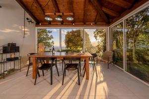 ein Esszimmer mit einem Tisch und einem großen Fenster in der Unterkunft New ! Luxury villa Euphoria with heated infinity pool in Solin