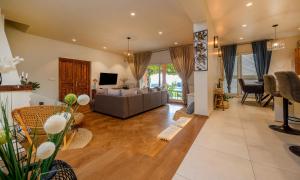 ein Wohnzimmer mit einem Sofa und einem Tisch in der Unterkunft New ! Luxury villa Euphoria with heated infinity pool in Solin