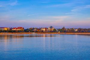 a large body of water with buildings in the background at Ferienwohnung 6 Villa Eden in Binz
