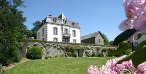 Aed väljaspool majutusasutust Maison d'hôtes et gîtes La Chouannerie à côté du parc du Puy duFou