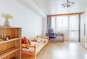 sypialnia z łóżkiem, biurkiem i krzesłem w obiekcie Apartment in center of Poděbrady w Podiebradach