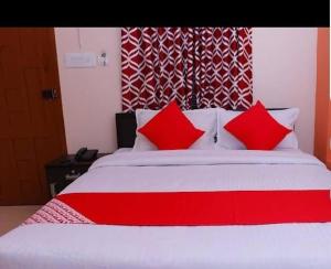 Кровать или кровати в номере Murugan Residency