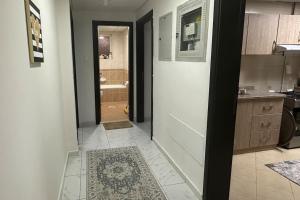 eine Küche mit einer Tür zum Bad in der Unterkunft شقة في الشارقة in Schardscha + 36 Fotos
