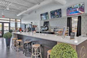 un bar en un restaurante con taburetes y mostrador en The Well 208 en Zephyrhills