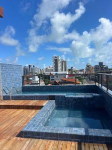 une piscine sur le toit d'un bâtiment dans l'établissement Apartamento em João Pessoa a 50 metros da Praia, à João Pessoa