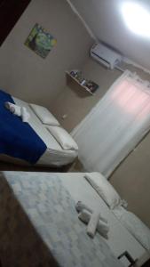um quarto com duas camas num quarto em Pousada, O paraíso secreto em Maragogi