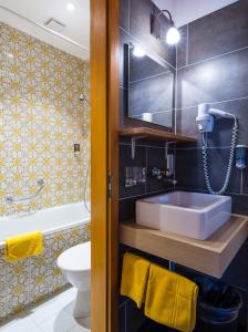 Ett badrum på Hotel Alpina