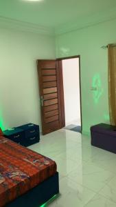 chambre Dakar tres lix في Ngor: غرفة بسرير وباب وغرفة بباب