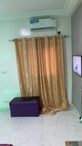a curtain in a room with a purple box at chambre Dakar tres lix in Ngor