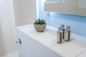 two bottles of essential oils sitting on a shelf in a bathroom at HYGGE: Design Apartment - 6 Personen - Zentral in Elmshorn