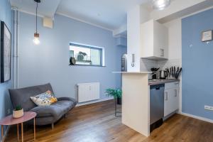 a living room with a couch and a kitchen at HYGGE: Design Apartment - 6 Personen - Zentral in Elmshorn