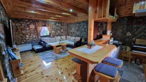Posezení v ubytování Stone Lodge 1