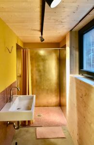 La salle de bains est pourvue d'un lavabo et d'une fenêtre. dans l'établissement Ferienapartement Burgstrasse West, à Altleiningen