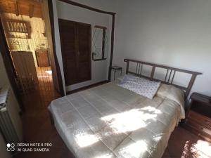 1 dormitorio con 1 cama en una habitación con puerta en Agriturismo Summer, en Gallicano