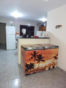 une grande île dans une cuisine avec un tableau. dans l'établissement Casa de Praia beira-mar, à Lucena