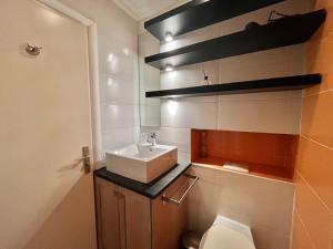 La salle de bains est pourvue d'un lavabo et de toilettes. dans l'établissement Minerve by Welcome to Cannes, à Cannes