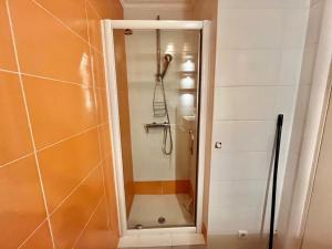 La salle de bains est pourvue d'une douche avec une porte en verre. dans l'établissement Minerve by Welcome to Cannes, à Cannes