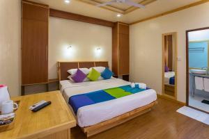 1 dormitorio con 1 cama y escritorio con TV en Island Pavilion, en Hangnaameedhoo