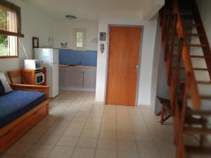 Una habitación con cocina y una escalera en una habitación en Gîtes la Marlyse, en Bouillante