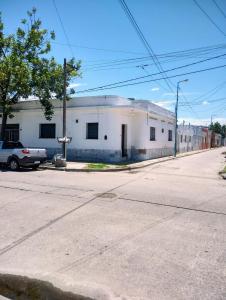 ein weißes Gebäude am Straßenrand in der Unterkunft Rincón Libertad 1 in Villa Mercedes